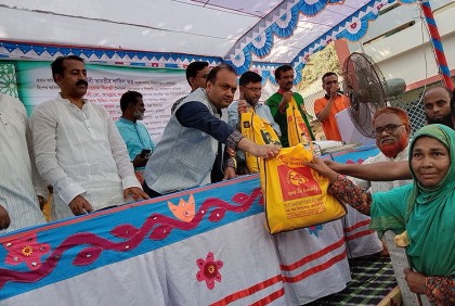 ৯৫ ফাউন্ডেশন কাজিপুরের উদ্যোগে ইফতার সামগ্রী বিতরণ