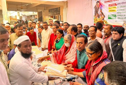 আওয়ামী লীগের ত্রাণ উপকমিটির উদ্যোগে খাদ্য ও বস্ত্র বিতরণ