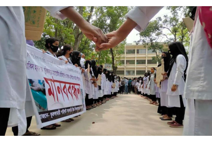 ভূরুঙ্গামারীতে স্কুলছাত্রকে ছুরিকাঘাত; বিচার দাবিতে মানববন্ধন 