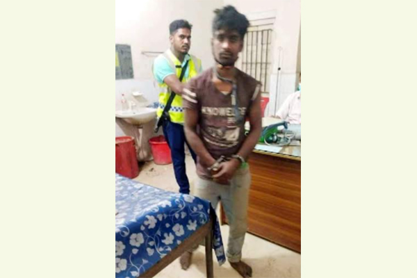 সিগারেট খেতে না পেরে চালককে পেটালেন যাত্রী