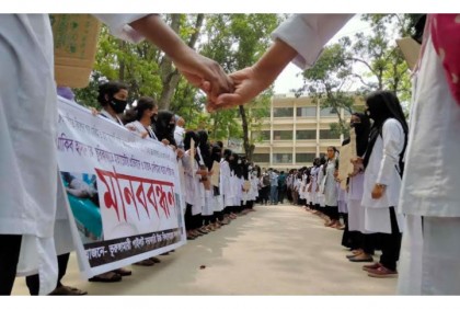 ভূরুঙ্গামারীতে স্কুলছাত্রকে ছুরিকাঘাত; বিচার দাবিতে মানববন্ধন 