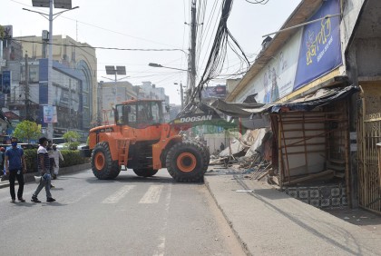 খুনের পর দখলমুক্ত হল ফুটপাত