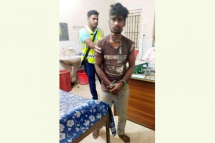 সিগারেট খেতে না পেরে চালককে পেটালেন যাত্রী