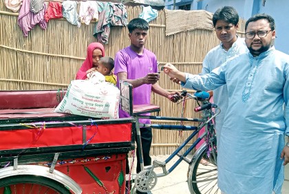 ভ্যান হারিয়ে দিশেহারা রাঙ্গা পেলেন স্বেচ্ছাসেবক লীগ নেতার উপহার 
