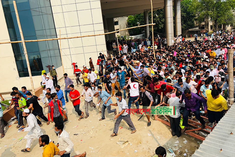 সাভারে দ্বিতীয় ডোজের টিকাকেন্দ্রে উপচে পড়া ভিড়