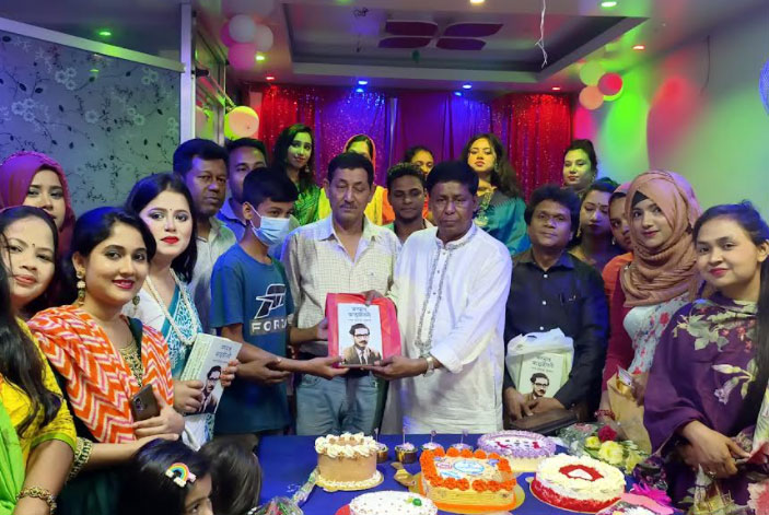 দিনাজপুরে শিক্ষার্থীদের বঙ্গবন্ধুর জীবনী ও শিক্ষা উপকরণ উপহার প্রদান