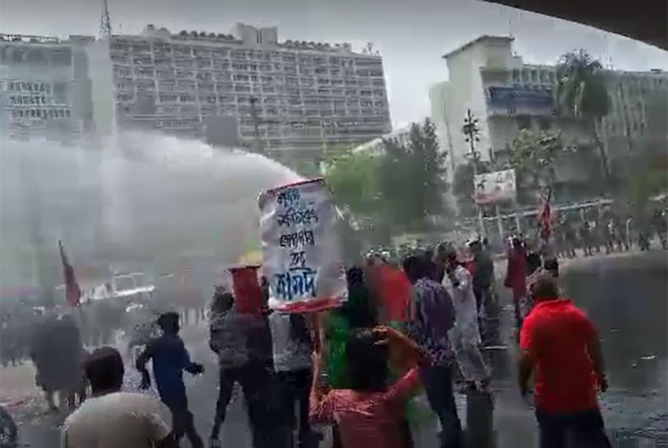 বাম জোটের হরতাল সমাবেশে পুলিশের লাঠিচার্জ-জল কামান