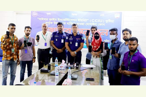 হারিয়ে যাওয়া ৯টি মোবাইল ফোন উদ্ধার করে মালিকদের কাছে ফেরত দিলেন কুষ্টিয়ার এসপি