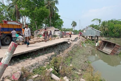 ঝালকাঠিতে খাদ্যবান্ধব কর্মসূচির চাল ভর্তি ট্রাক নদীতে নিমজ্জিত, ১১ শ্রমিক আহত
