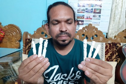 চকের মধ্যে মনীষীদের চেহারা ফুটিয়ে তোলেন তিনি
