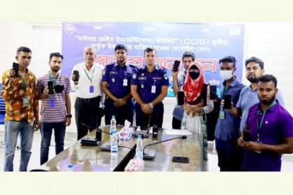 হারিয়ে যাওয়া ৯টি মোবাইল ফোন উদ্ধার করে মালিকদের কাছে ফেরত দিলেন কুষ্টিয়ার এসপি