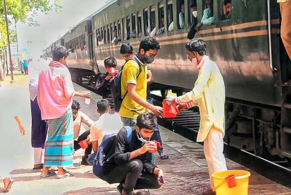 কুষ্টিয়ার ‘ভিন্ন শিপন’ রেল স্টেশনে বিনামূল্যে পানি খাওয়াচ্ছেন ৭ বছর