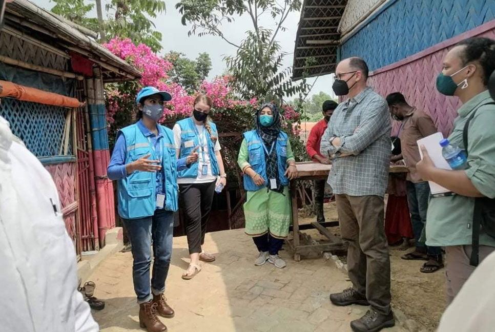 উখিয়ার রোহিঙ্গা ক্যাম্প পরিদর্শনে মার্কিন রাষ্ট্রদূতের নেতৃত্বে প্রতিনিধিদল
