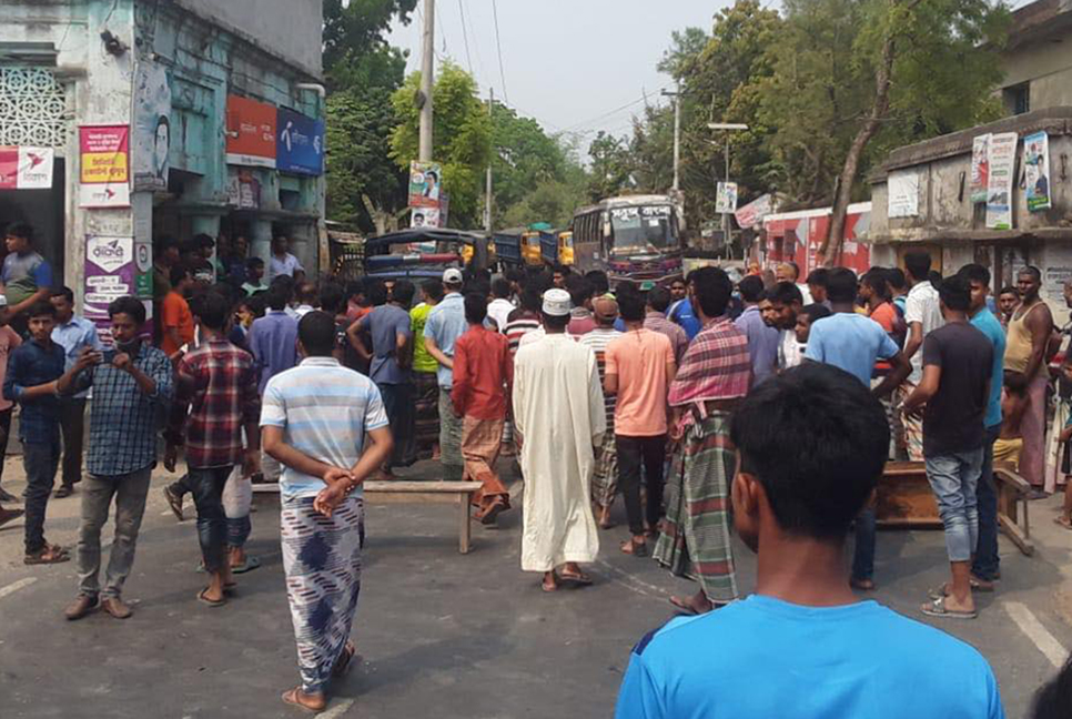 চাঁপাইনবাবগঞ্জে ট্রাকচাপায় স্কুলছাত্রী নিহত, প্রতিবাদে সড়ক অবরোধ 