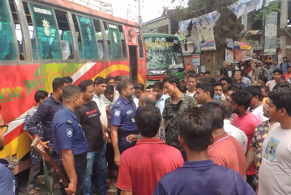 ঝিনাইদহে দুই শ্রমিক নেতাকে মারধরের প্রতিবাদে সড়ক অবরোধ