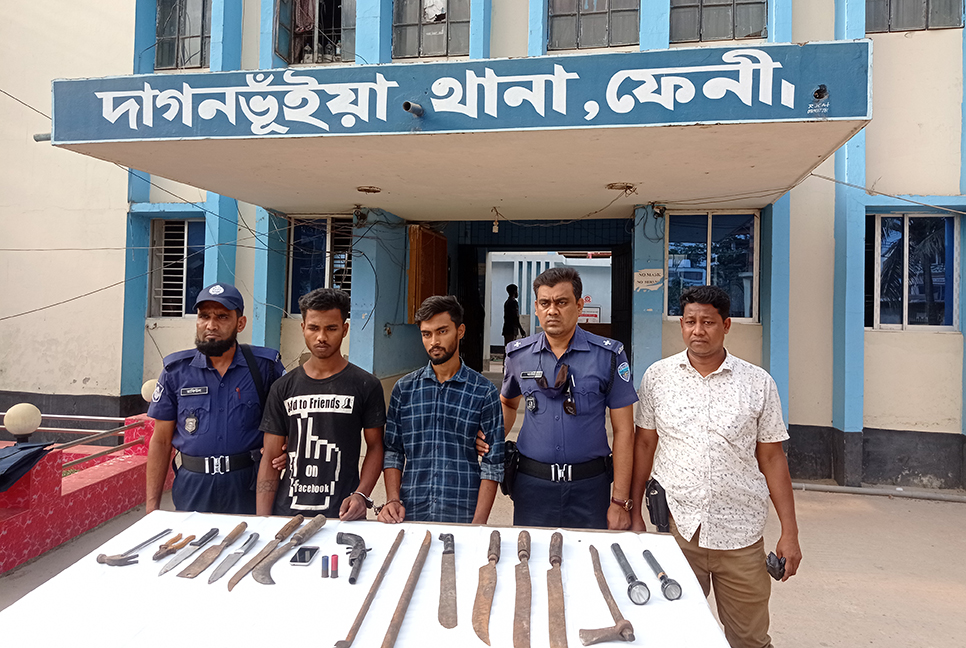 ফেনীতে ডাকাত দলের ২ সদস্য গ্রেফতার, অস্ত্র উদ্ধার