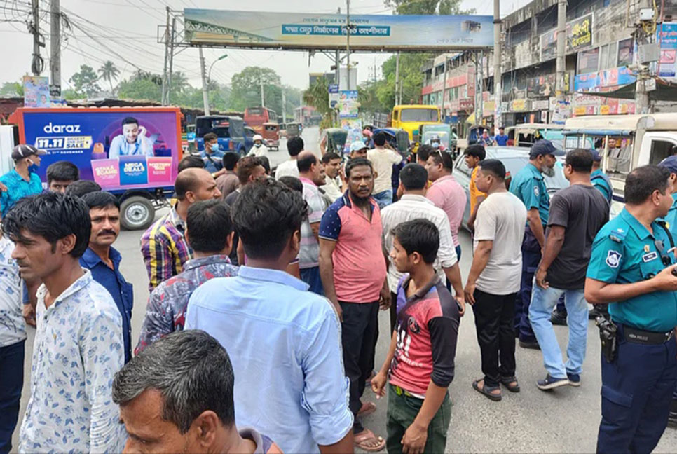 চালকের জামিন না হওয়ায় সড়ক অবরোধ, ধর্মঘট ডেকে প্রত্যাহার