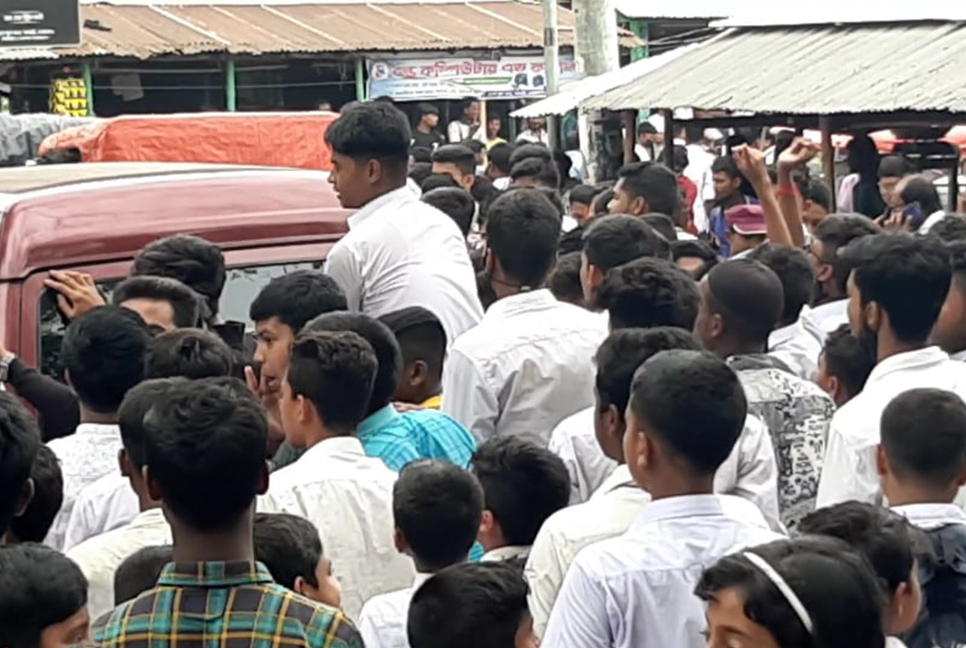 নেত্রকোনায় অশালীন আচরণের অভিযোগে শিক্ষকের অপসারণ দাবি