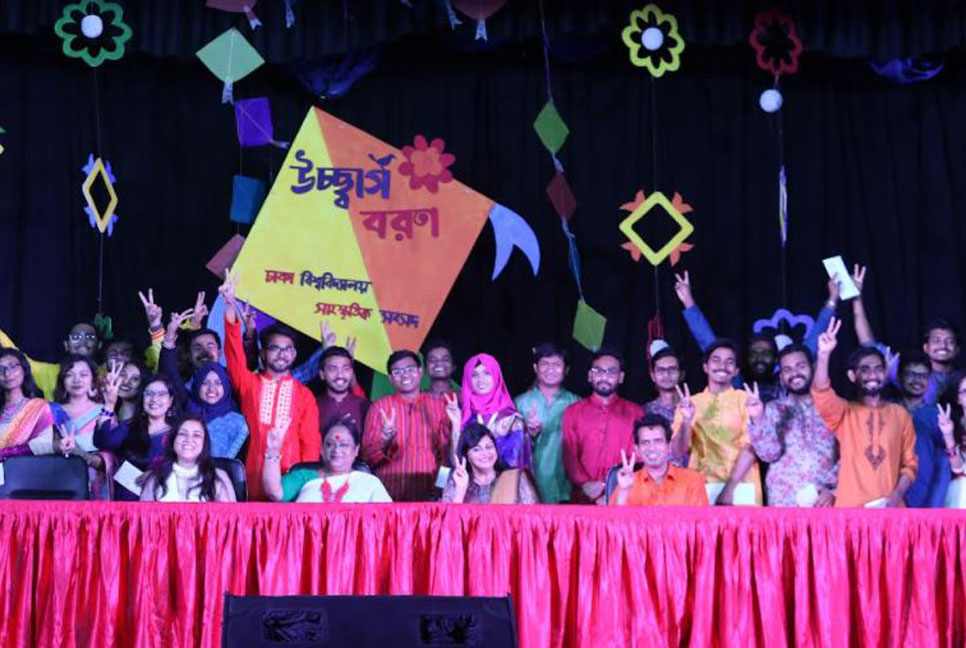 বসন্তের আমেজে নবীনদের বরণ ঢাবি সাংস্কৃতিক সংসদের