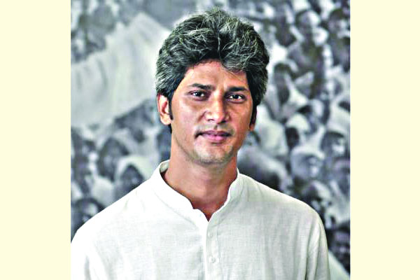 সরকারের পায়ের নিচে মাটি নেই