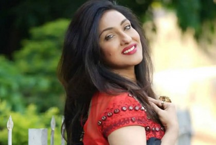 ৪০ মিনিট ধরে অনুরোধ ও কান্নাকাটির পরও প্লেনে উঠতে দেওয়া হল না ঋতুপর্ণাকে!