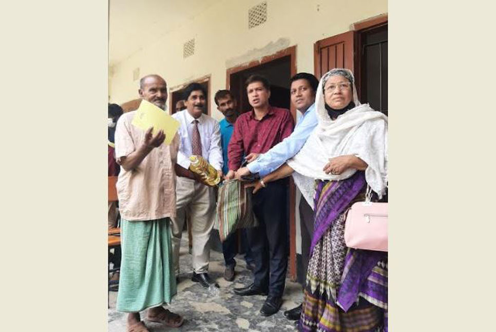 বোয়ালমারীতে ফ্যামেলি কার্ডের মাধ্যমে পণ্য বিক্রি করছে টিসিবি