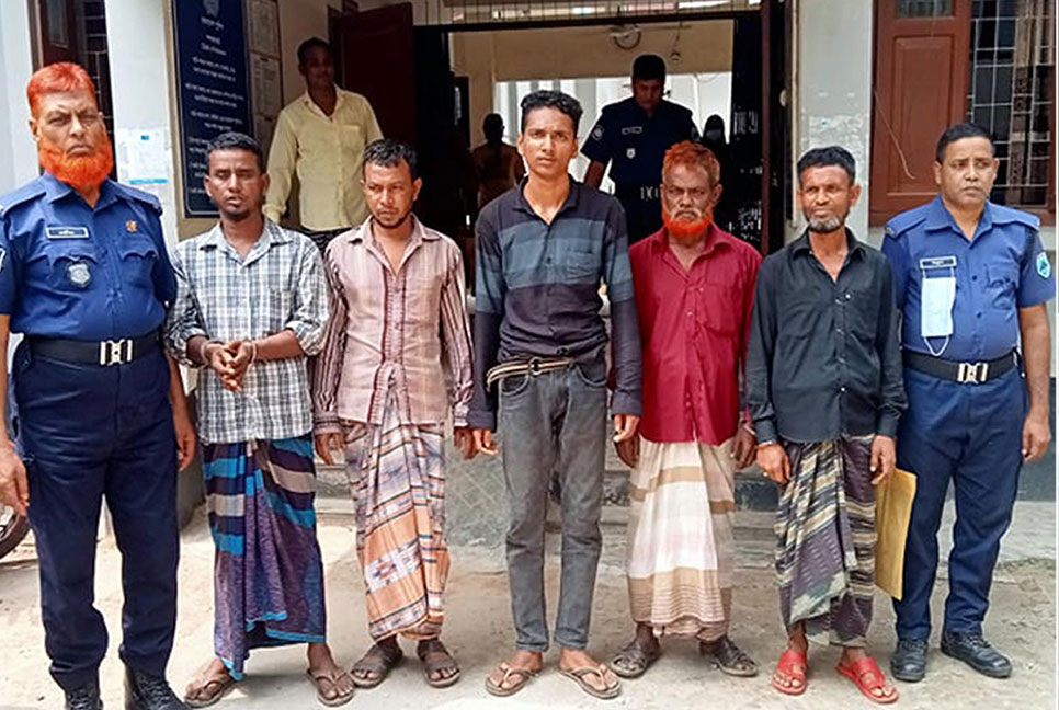রাতের আঁধারে সরকারি দপ্তরের কার্যালয়ে জুয়ার আসর, অতঃপর...
