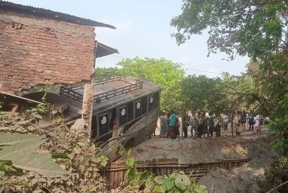 ভোলায় দোকানে ঢুকে পড়েছে বাস, পথচারী নিহত