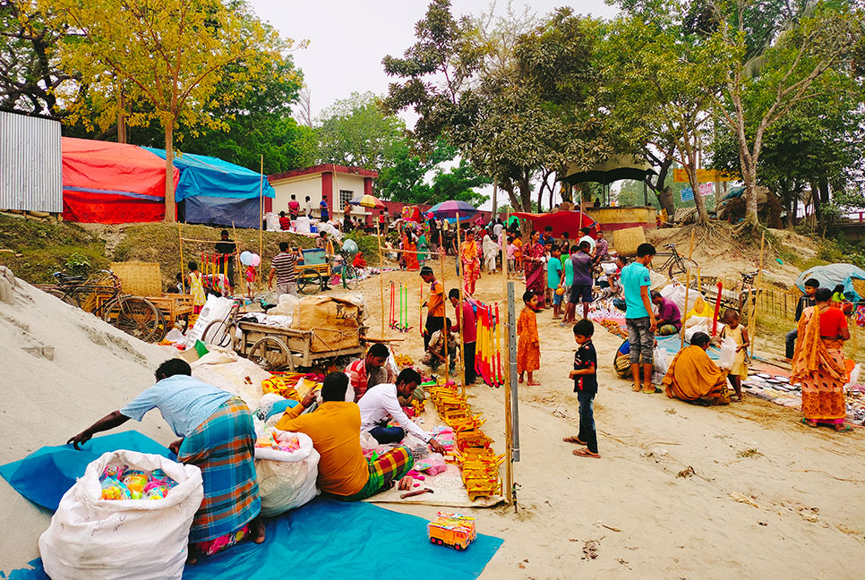 গাইবান্ধায় বারুণী স্নান ও গঙ্গা পূজা অনুষ্ঠিত