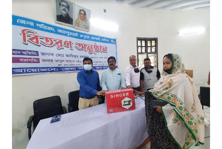 জয়পুরহাটে অসহায় নারীদের মাঝে বিনামূল্যে সেলাই মেশিন বিতরণ