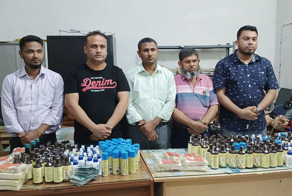 আখাউড়ায় বিপুল পরিমাণ ভারতীয় কাপড় ও ওষুধ জব্দ