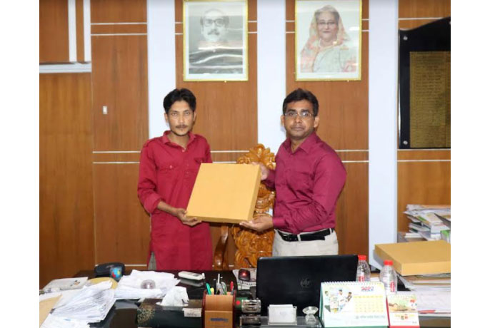 ধুনটে স্বাধীনতা দিবসে
শুভেচ্ছা স্মারক প্রদান