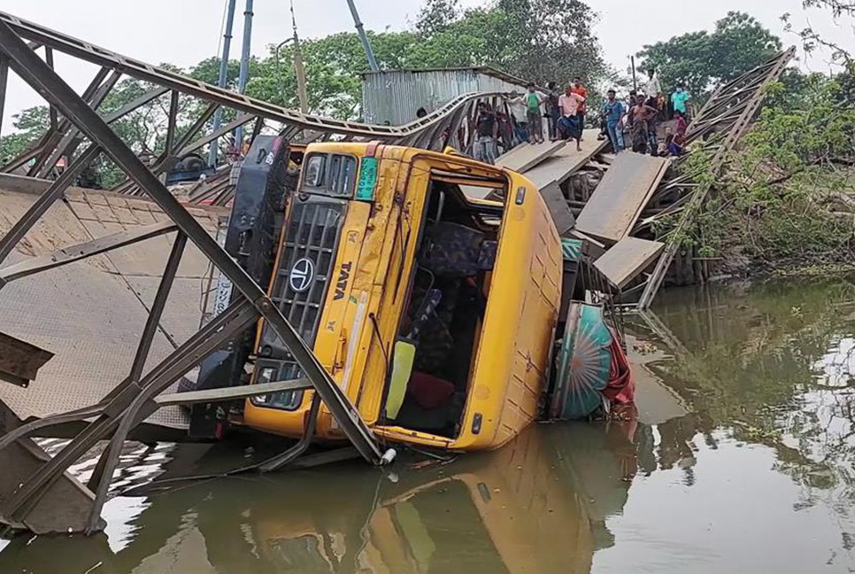 লোহার ব্রিজ ভেঙে ট্রাক নদীতে