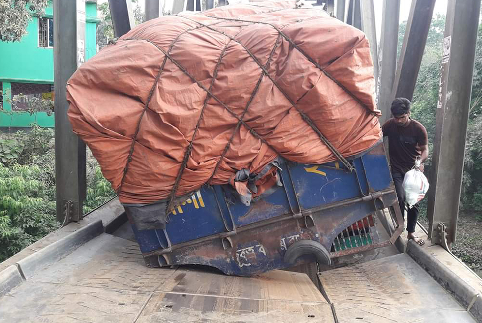 নাগরপুরে বেইলি ব্রিজ ভেঙে যানবাহন চলাচল বন্ধ