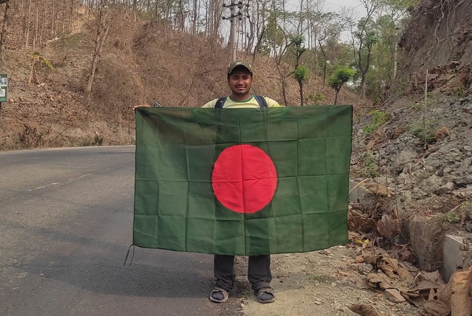 আড়াই মাসে পুরো দেশ হেঁটেছেন কুমিল্লার সাইফুল