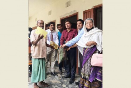 বোয়ালমারীতে ফ্যামেলি কার্ডের মাধ্যমে পণ্য বিক্রি করছে টিসিবি
