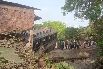 ভোলায় দোকানে ঢুকে পড়েছে বাস, পথচারী নিহত
