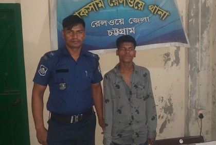 ট্রেনে ছিনতাইকারীকে পুলিশে দিল ছাত্ররা