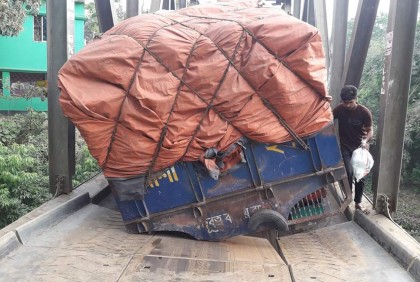 নাগরপুরে বেইলি ব্রিজ ভেঙে যানবাহন চলাচল বন্ধ