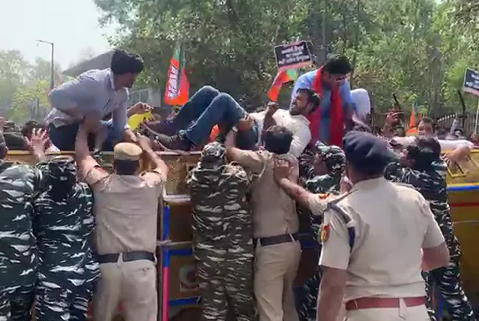 কেজরিওয়ালের বাসবভনে ‘হামলা’ 
