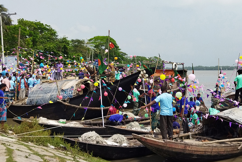 জাটকা সংরক্ষণ সপ্তাহ উপলক্ষে মোরেলগঞ্জে নৌ র‌্যালি