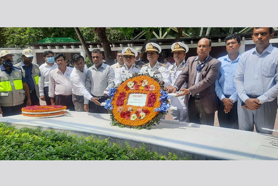 বঙ্গবন্ধুর সমাধিতে পায়রা বন্দর চেয়ারম্যানের শ্রদ্ধা নিবেদন