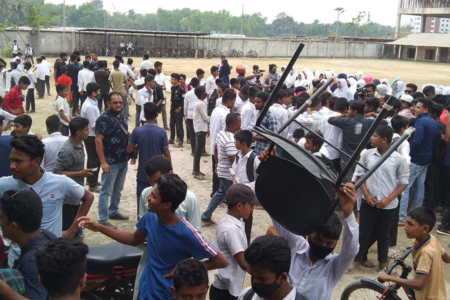 প্রধান শিক্ষককে পেটালেন কাউন্সিলর, প্রতিবাদে শিক্ষার্থীদের মহাসড়ক অবরোধ 