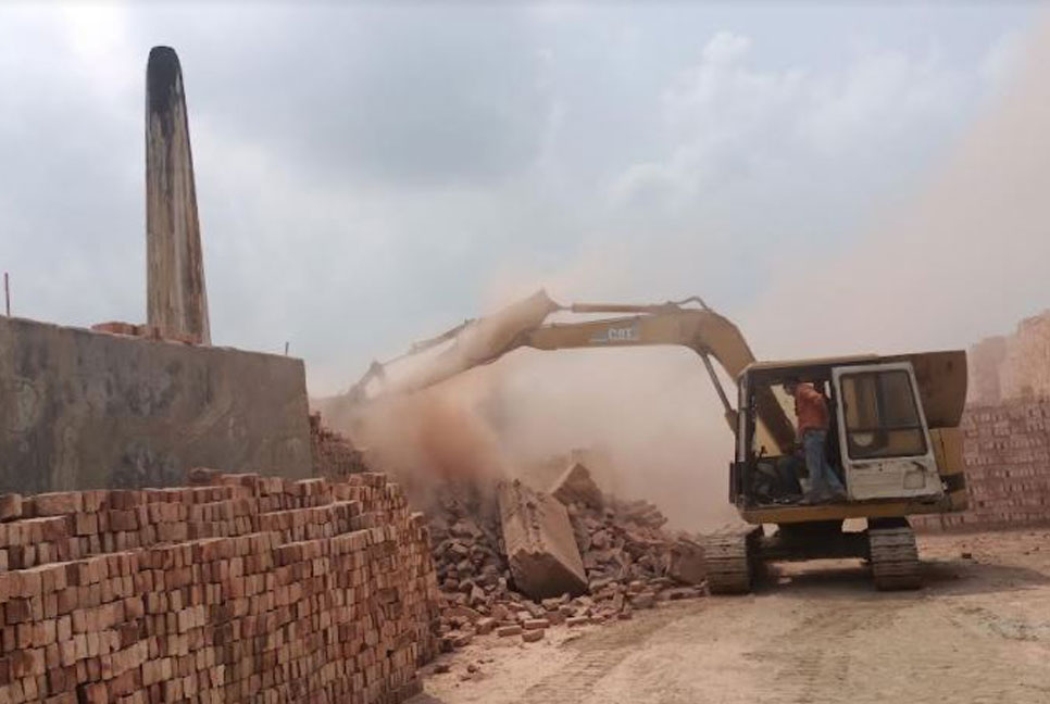 ধামরাইয়ে ৩ ইটভাটা গুড়িয়ে দিল পরিবেশ অধিদপ্তর