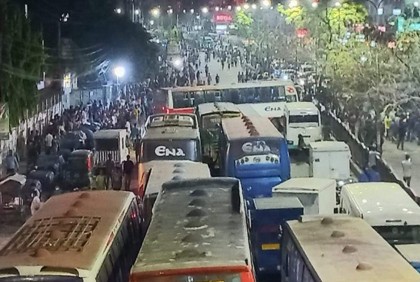 রাজধানীতে শিক্ষার্থীদের সঙ্গে দ্বন্দ্ব-বাস ভাঙচুর, সড়ক অবরোধে শ্রমিকরা

