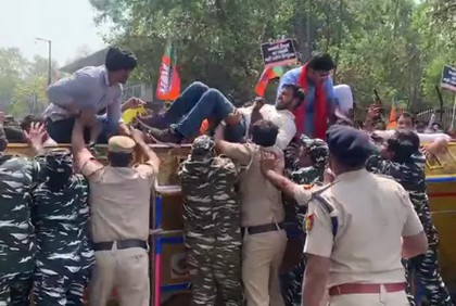 কেজরিওয়ালের বাসবভনে ‘হামলা’ 
