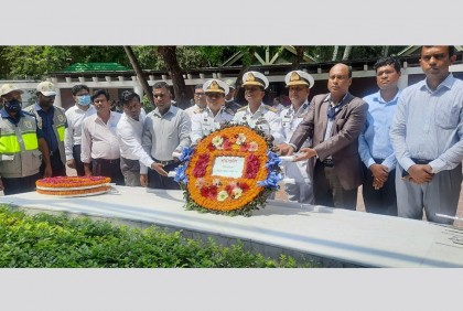 বঙ্গবন্ধুর সমাধিতে পায়রা বন্দর চেয়ারম্যানের শ্রদ্ধা নিবেদন