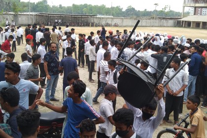 প্রধান শিক্ষককে পেটালেন কাউন্সিলর, প্রতিবাদে শিক্ষার্থীদের মহাসড়ক অবরোধ 