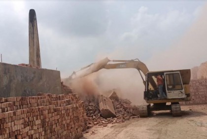 ধামরাইয়ে ৩ ইটভাটা গুড়িয়ে দিল পরিবেশ অধিদপ্তর