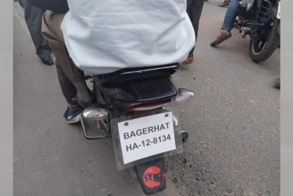 রাজধানীতে বেপরোয়া প্লেট বিহীন সাদা কাগজে নম্বর লেখা মোটরসাইকেল